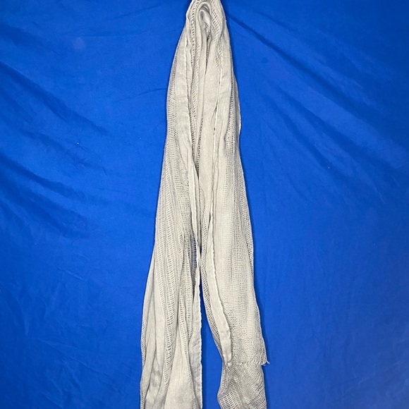 Pre-owned grey dress scarf in good condition. (Worn:0) - Picture 2 of 3